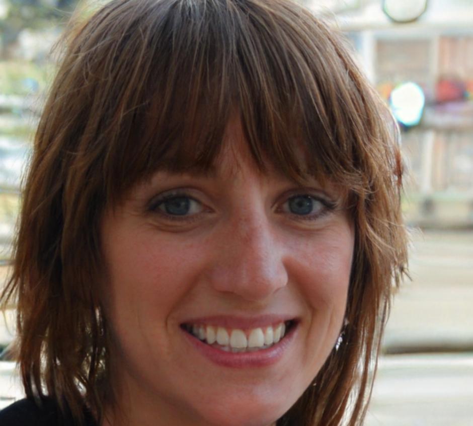 Ritratto professionale di Celeste Biancofiore, specialista in tecniche di creatività applicata